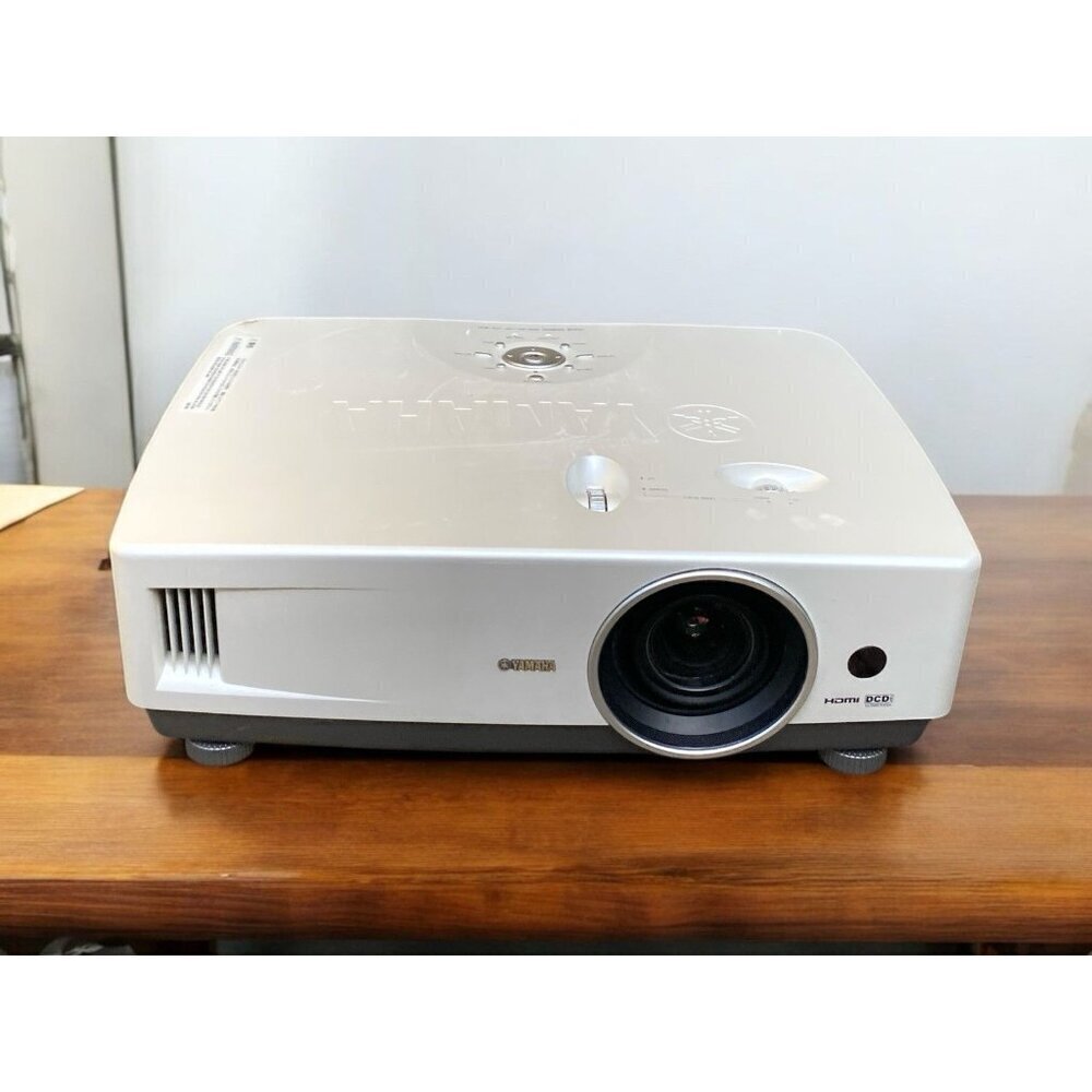 Yamaha LPX-510 720P Home Theater Projector - 1000 lumens - 3LCD 2004